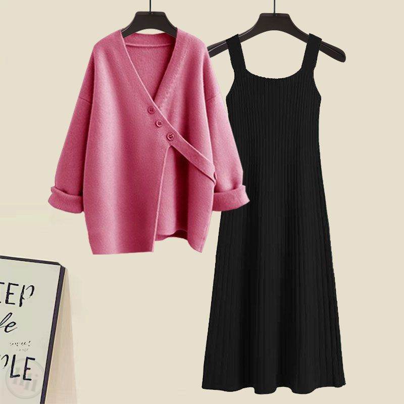 粉色毛衣+黑色洋裝